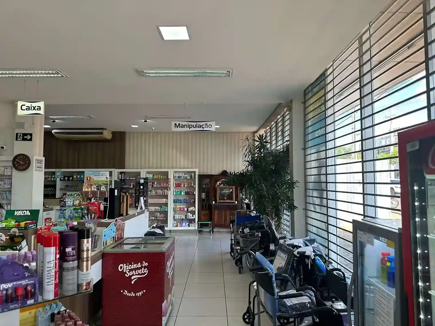 Interior da Farmaa - Farmácia de manipulação com produtos farmacêuticos e medicamentos